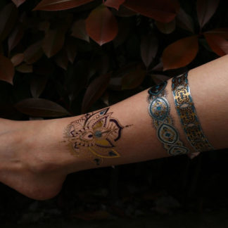 Tatouage temporaire bracelet bleu couronne mandala main fatma