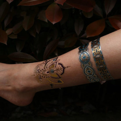 Tatouage temporaire bracelet bleu couronne mandala main fatma