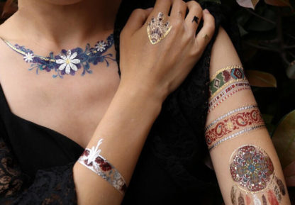 Tatouage ephemere mandala et bracelet rouge et collier bleu