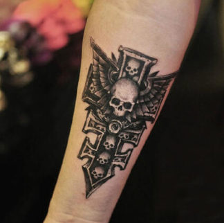 Faux tatouage croix et crane