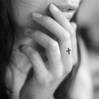 Faux tatouage mini croix